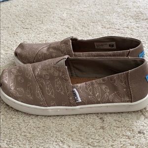 NEW Girls TOMS Slip-Ons